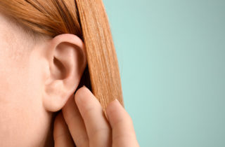 年轻女子耳朵感染。