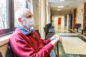 戴口罩的老人在医院