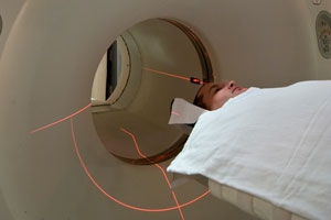 病人躺在移动MRI设备中