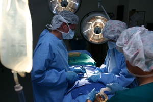 OSF医疗集团的外科医生正在进行手术