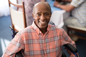 一位年长的非裔美国人在微笑。