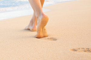 光脚走在海滩上