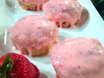 草莓松饼配奶油芝士糖霜