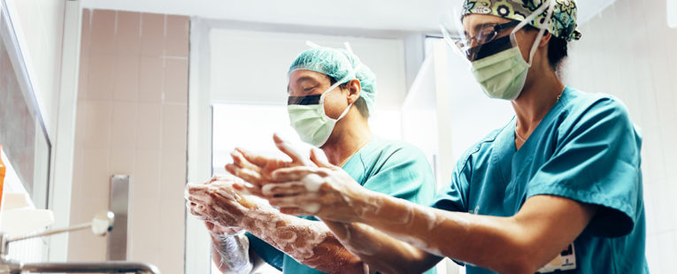 两名外科医生在择期手术前洗手